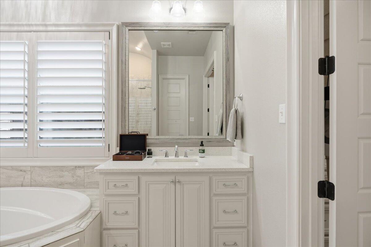 1202 North 14th Place Wolfforth, TX 79382 - Photo 34 of 75 a bathroom with a sink and a bathtub
