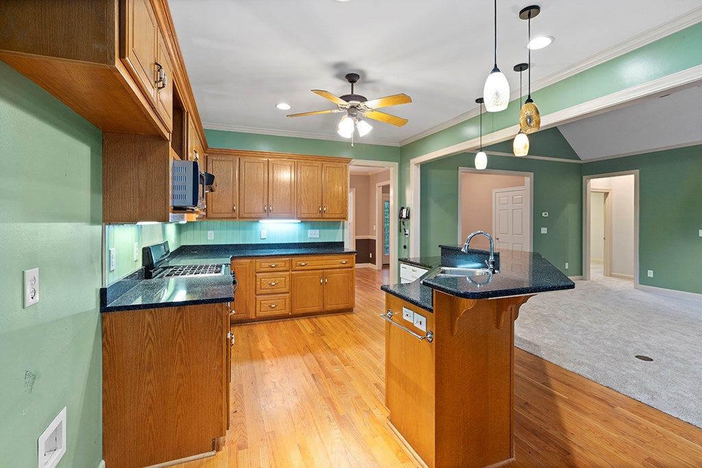 112 Sparrow Road Greenwood, SC 29649 - Photo 6 of 36