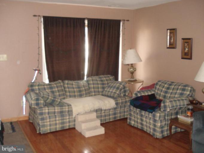 8839 Trimble Way Rosedale, MD 21237 - Photo 3 of 20 Living Room