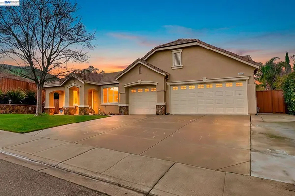 a view of a house with a yard and garage
