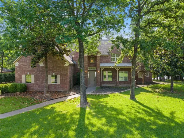 a view of a yard in front of house