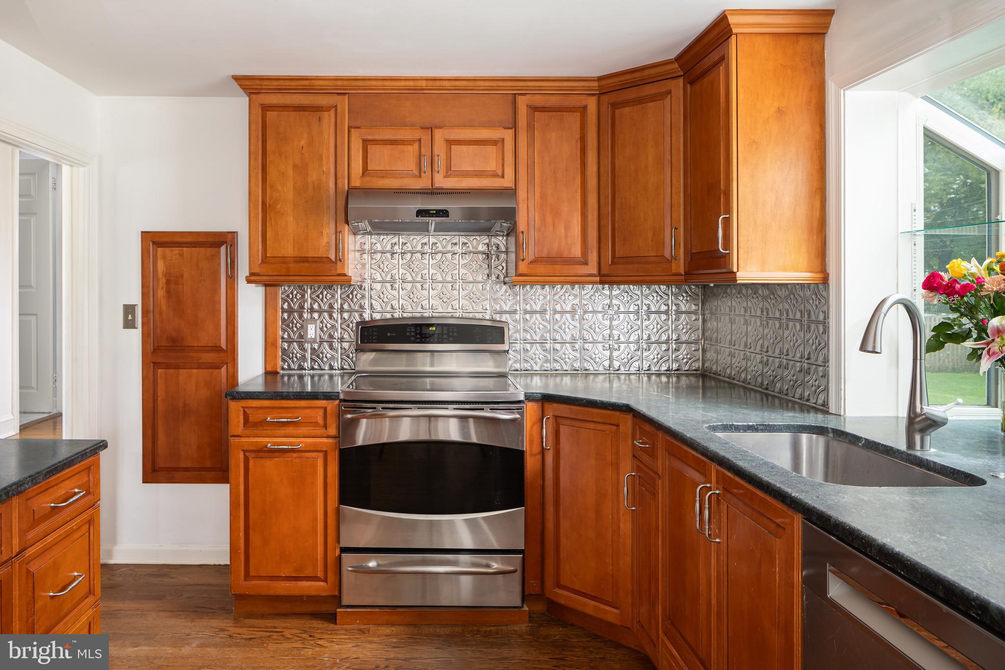 117 Hillside Road Wayne, PA 19087 - Photo 10 of 36 Kitchen w/ Stainless Steel Appliances