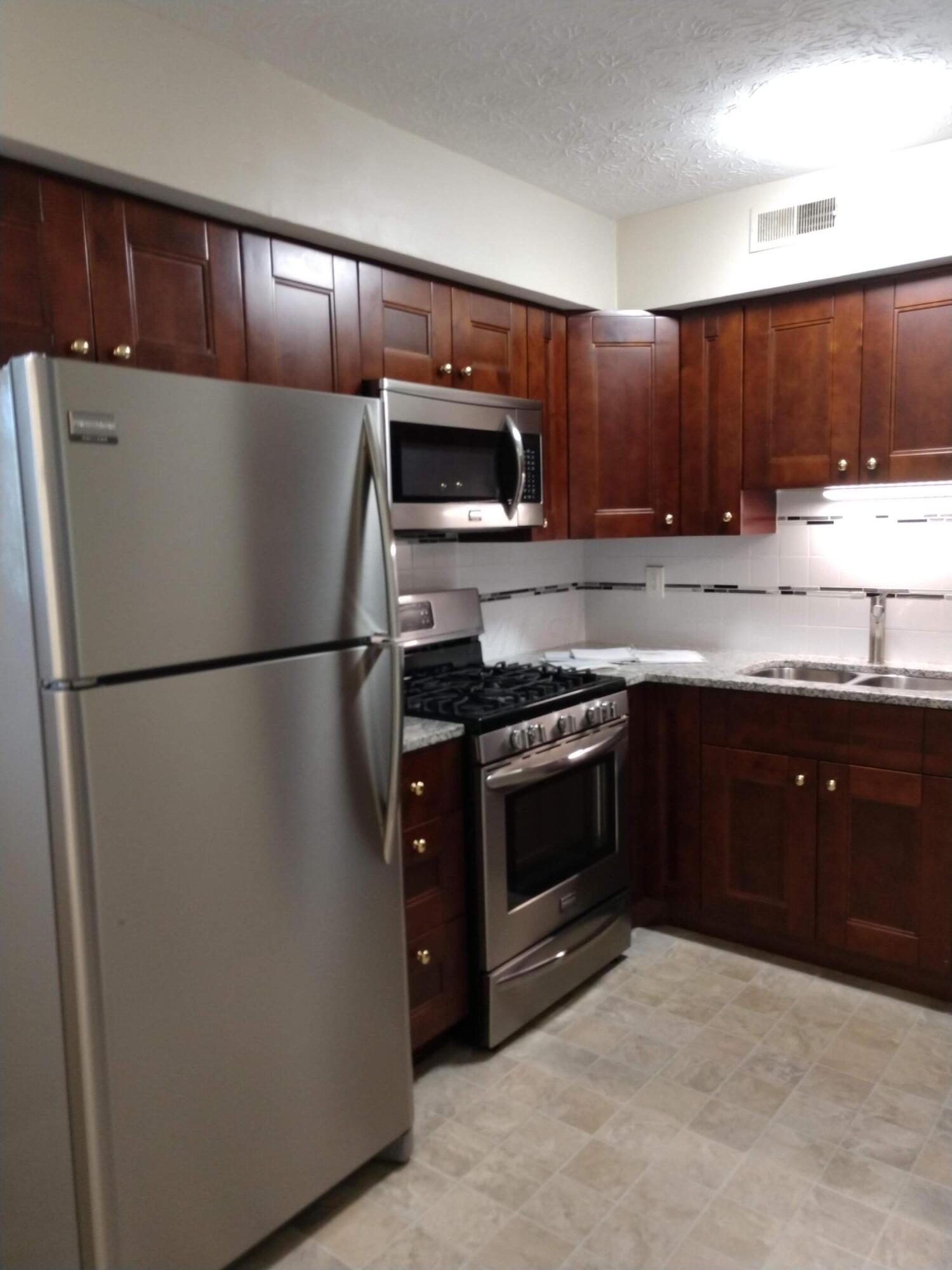 208 West Weber Road Columbus, OH 43202 - Photo 2 of 8 Stainless steel refrigerator with icemaker