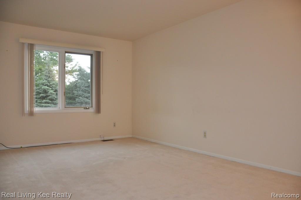 2192 Clinton View Circle Rochester, MI 48309 - Photo 33 of 35 DSC_0166.jpg
