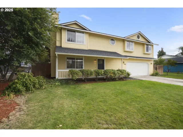 a view of a yard in front of house