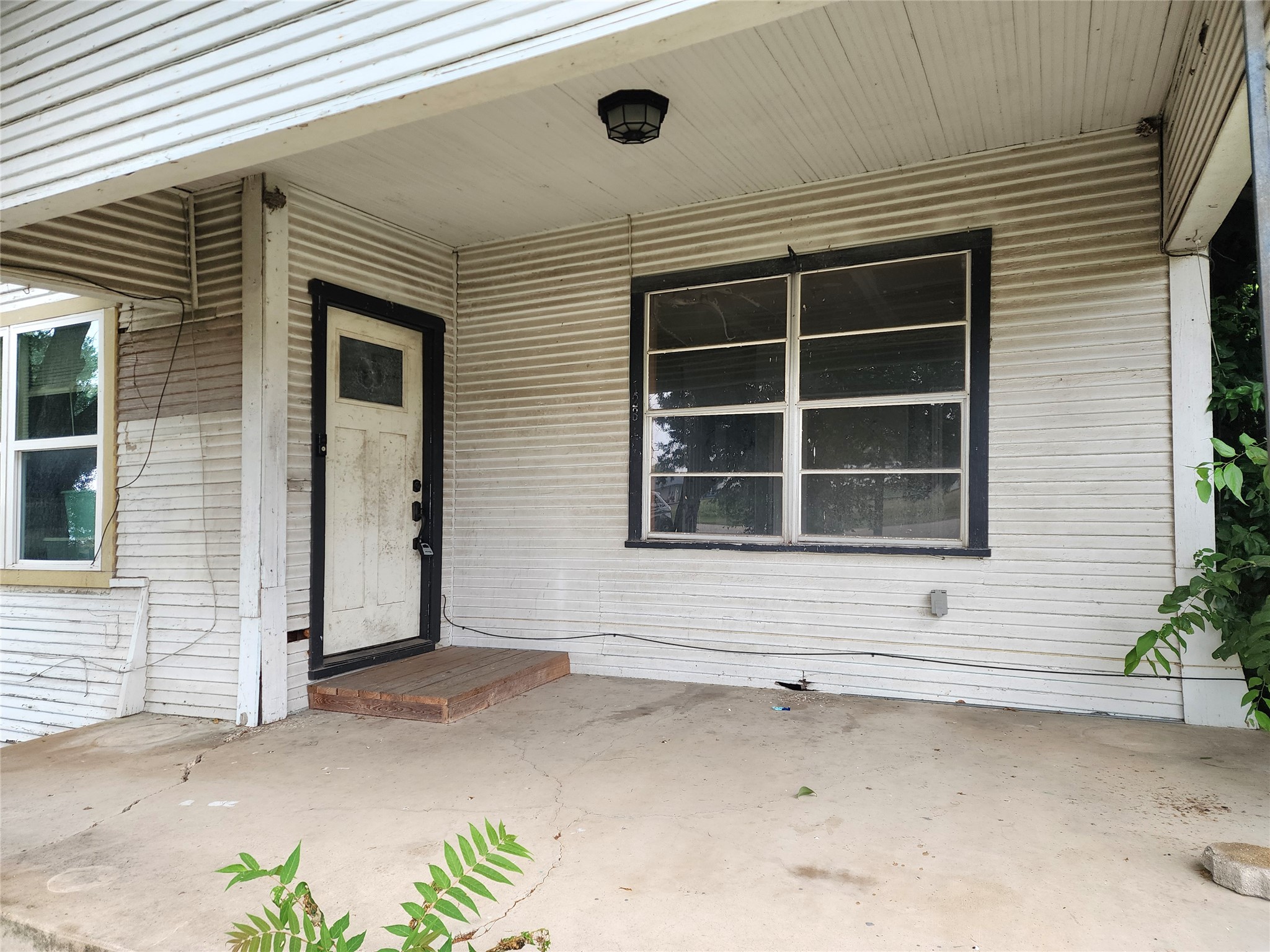 123 East Davis Street Luling, TX 78648 - Photo 6 of 14 A classic front porch offers a welcoming entry to this charming residence.
