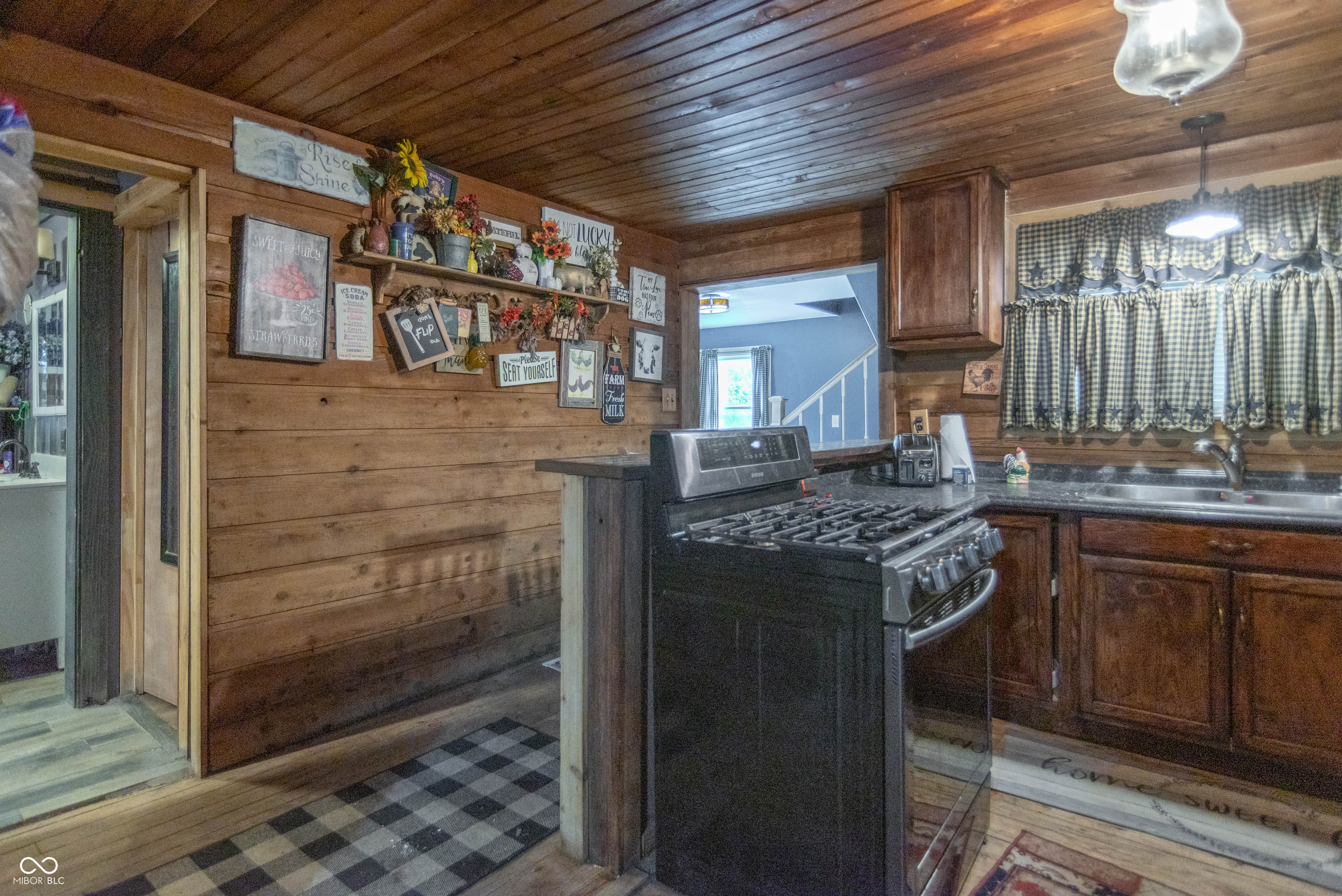 4229 Thompson Road Indianapolis, IN 46221 - Photo 15 of 31 Gallery Image 15