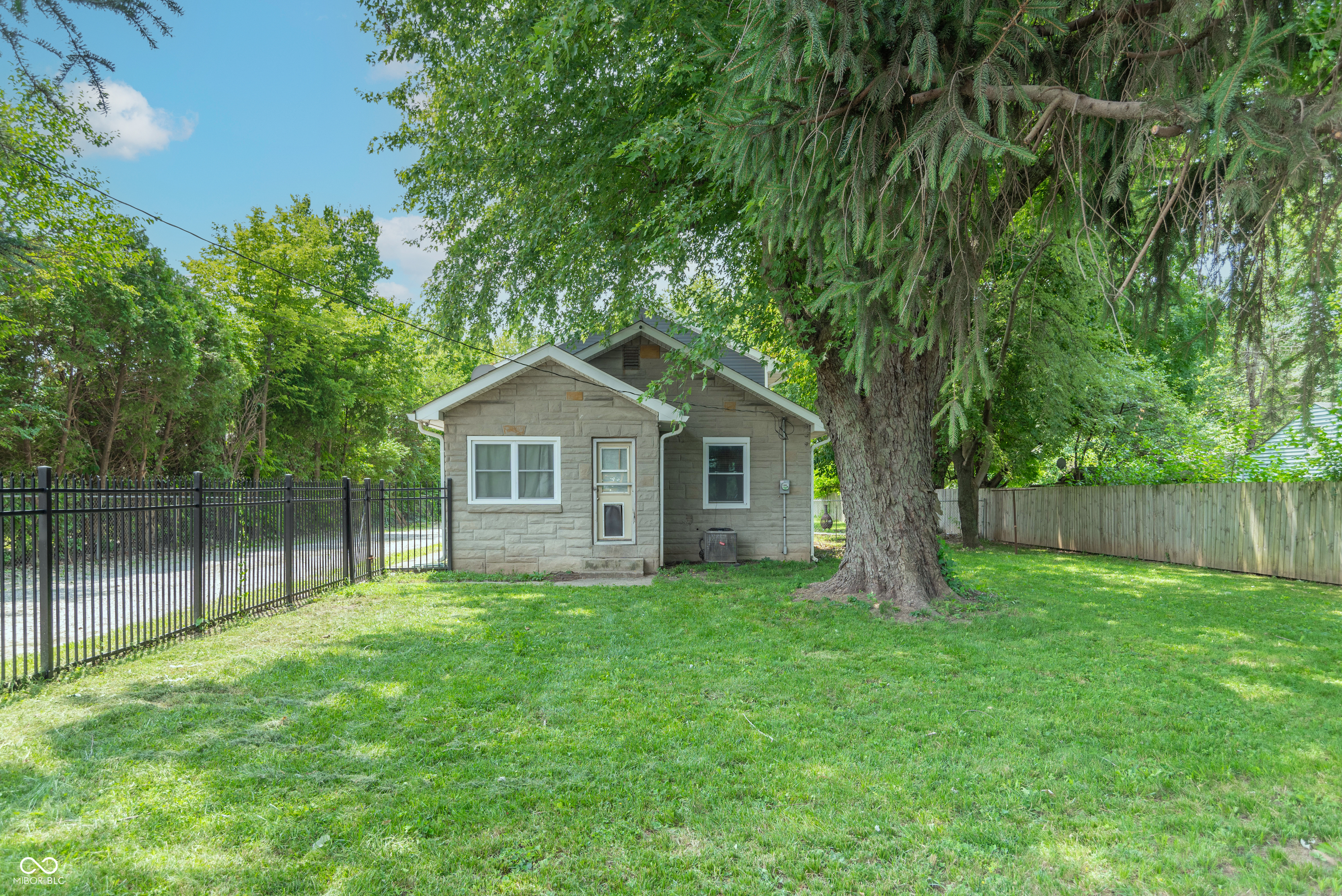 4229 Thompson Road Indianapolis, IN 46221 - Photo 6 of 31 Gallery Image 6