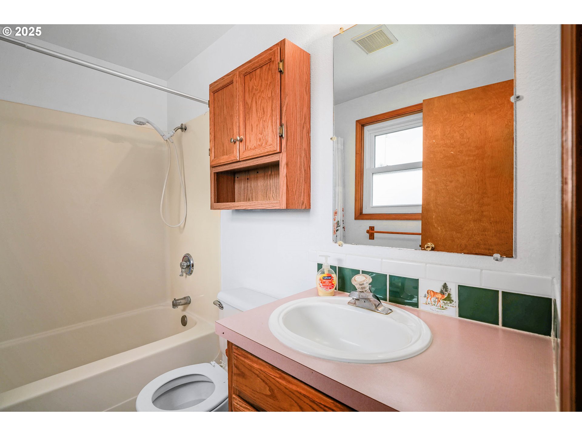 5259 Spring Leaf Court North Keizer, OR 97303 - Photo 20 of 30 a bathroom with a sink a bathtub and a shower