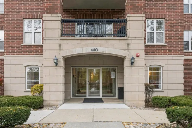$349,900 | 440 West Mahogany Court, Unit 203, Palatine, IL 60067