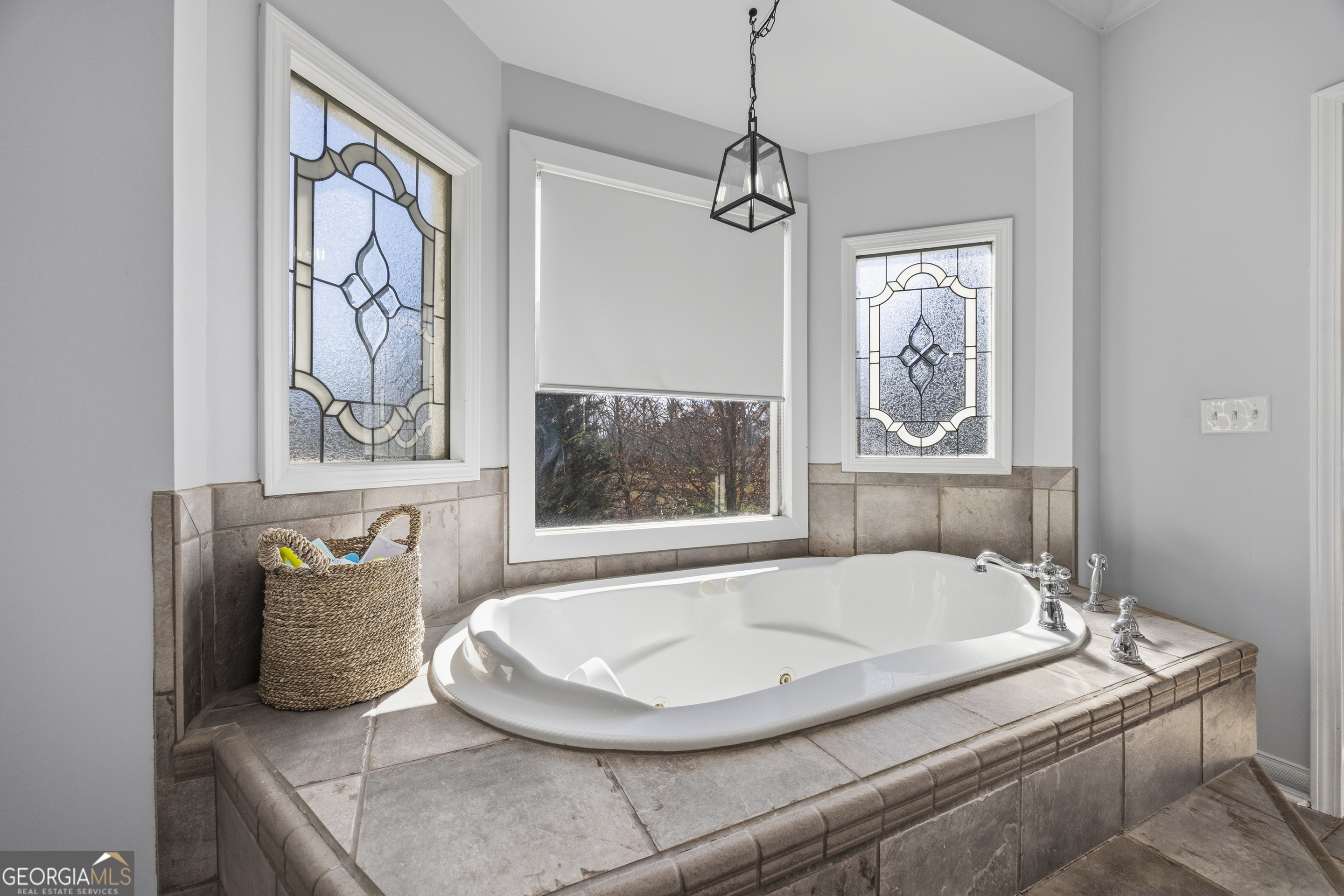 2565 New Franklin Church Road Canon, GA 30520 - Photo 23 of 168 a bath tub sitting next to a window