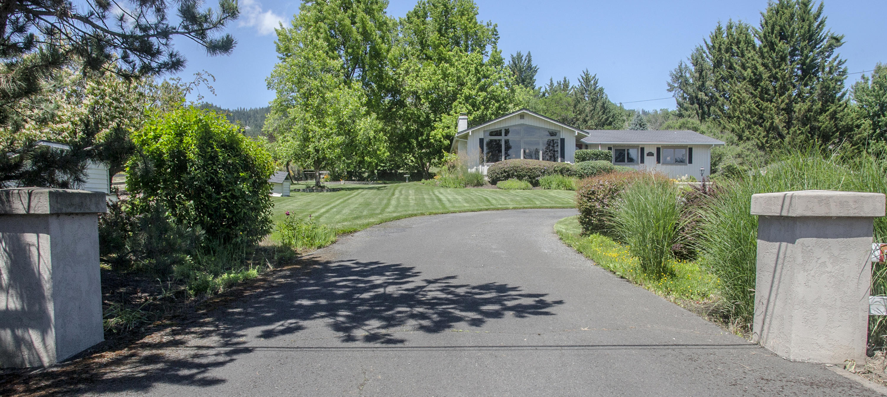 1925 Old Stage Road Central Point, OR 97502 - Photo 2 of 34 a view of a house with a garden