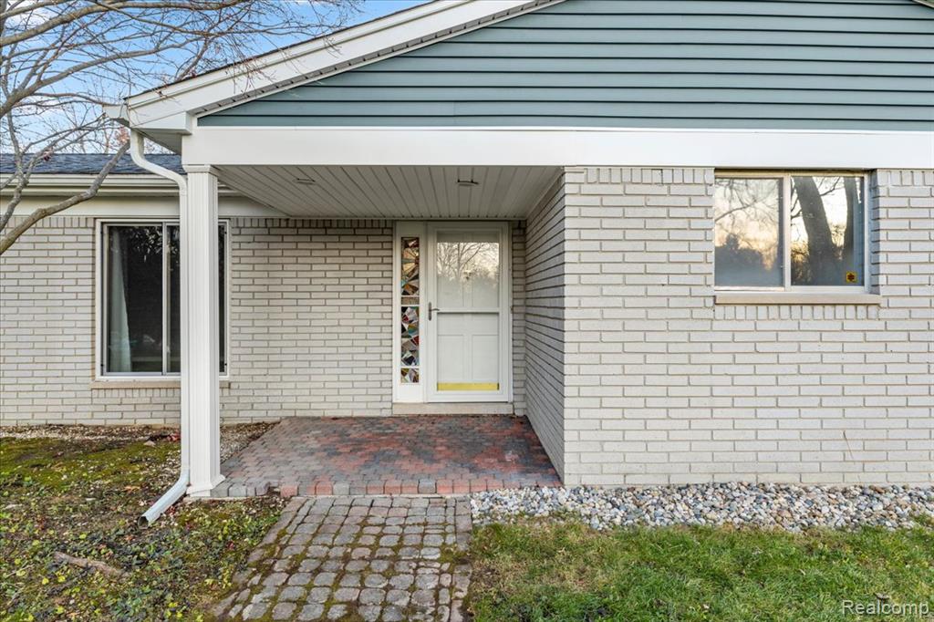 9240 Allen Road Clarkston, MI 48348 - Photo 9 of 53