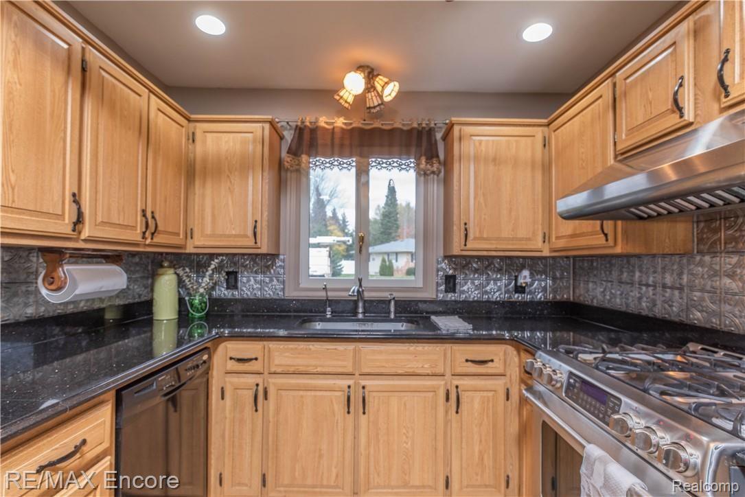 5393 Copley Square Road Grand Blanc, MI 48439 - Photo 6 of 22 Updated Kitchen w. Granite Counters!