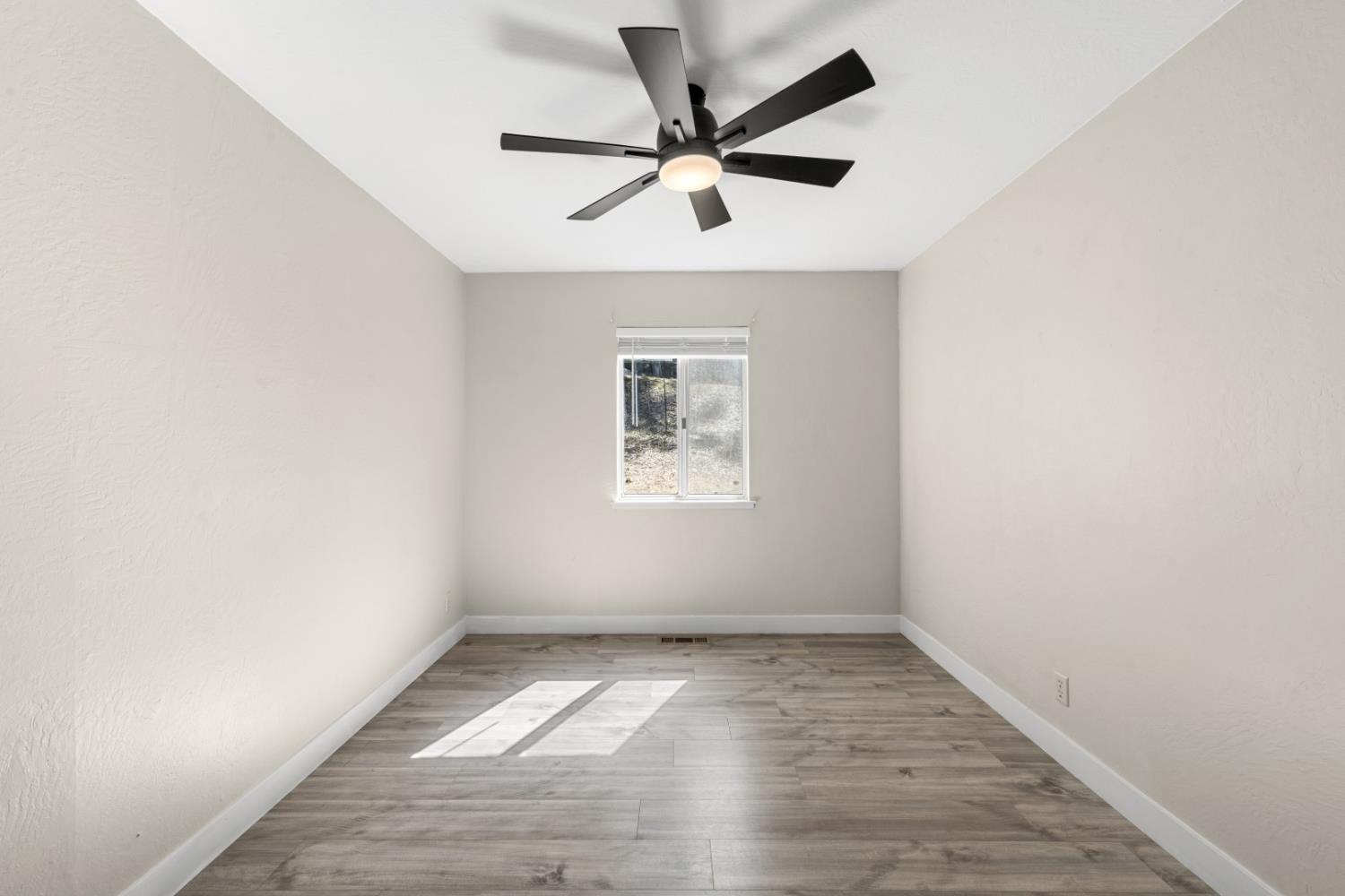 14036 Hilltop Road Pine Grove, CA 95665 - Photo 20 of 45 Main Floor bedroom.