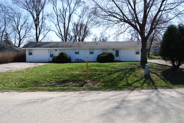 1805 West Southmor Road Morris, IL 60450 - Photo 2 of 13 a view of a house with a yard