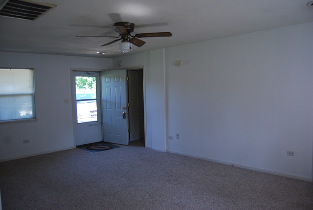 1805 West Southmor Road Morris, IL 60450 - Photo 4 of 13 a view of an empty room with a window