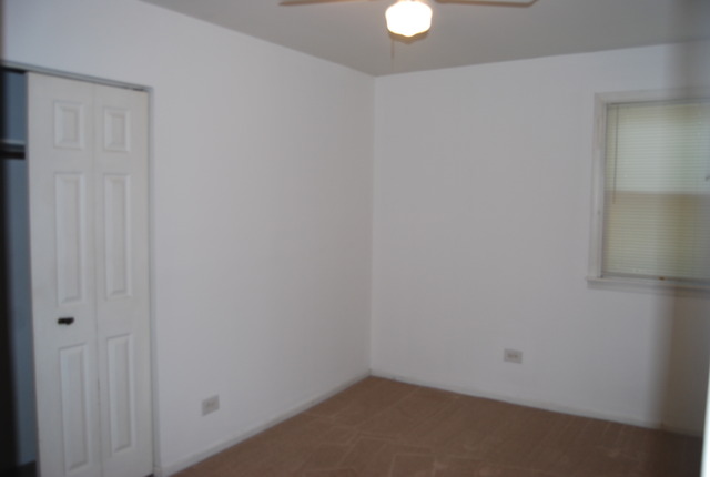 1805 West Southmor Road Morris, IL 60450 - Photo 7 of 13 a small space with a window
