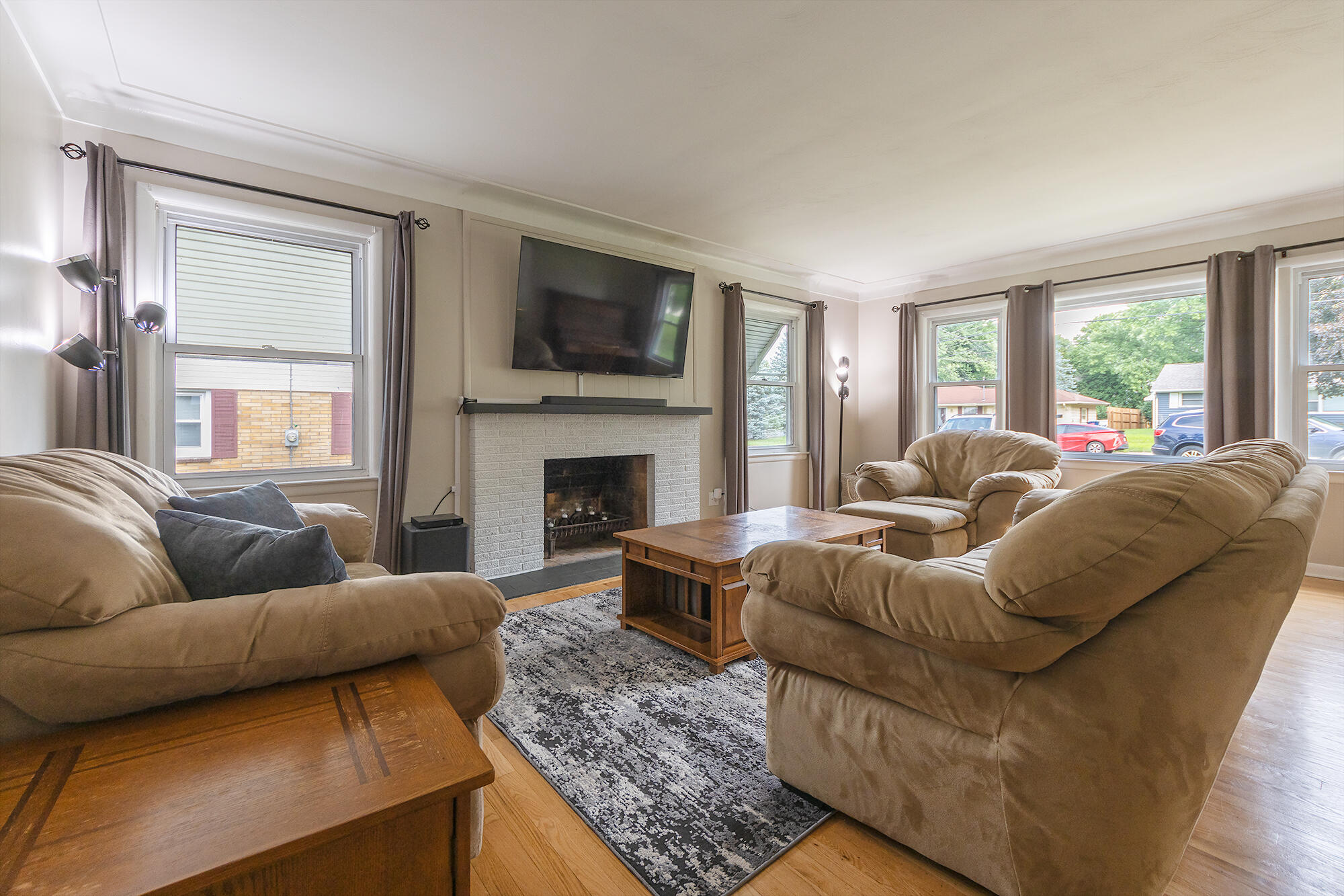 3011 Olney Road Kalamazoo, MI 49006 - Photo 2 of 30 Living Room w/nice big windows