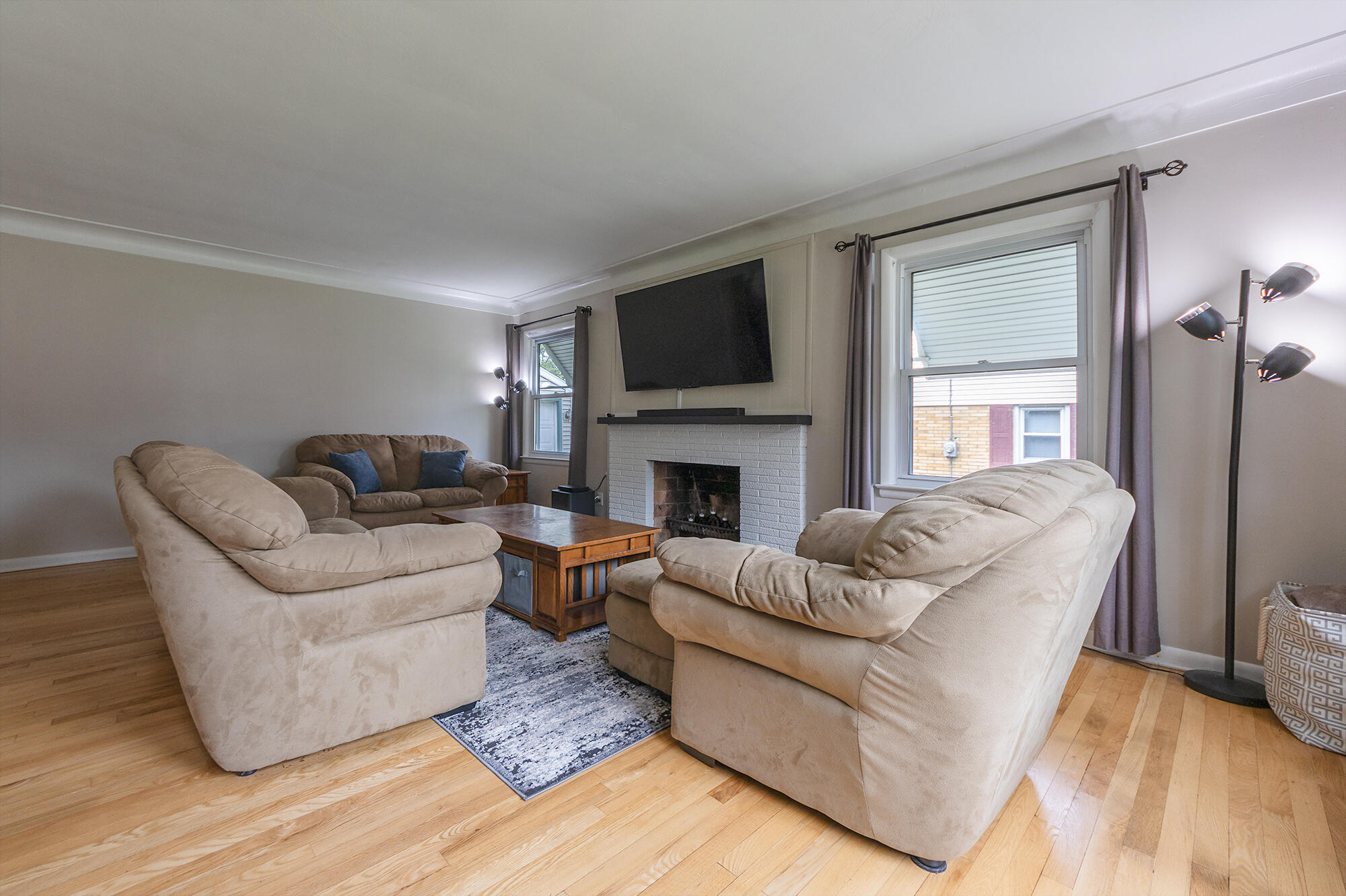 3011 Olney Road Kalamazoo, MI 49006 - Photo 3 of 30 Living Room w/nice big windows