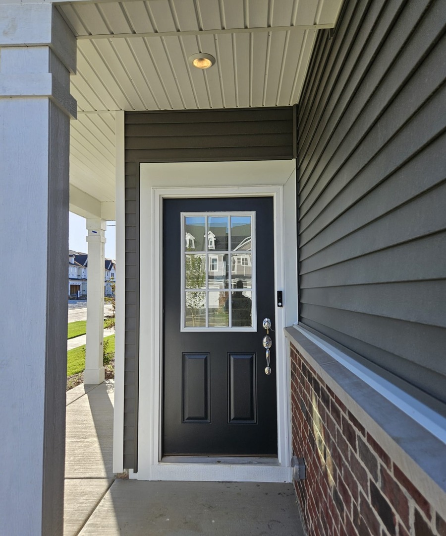 2212 Horseshoe Circle, Unit 2212 Plainfield, IL 60585 - Photo 2 of 12 a front view of a house with a garden