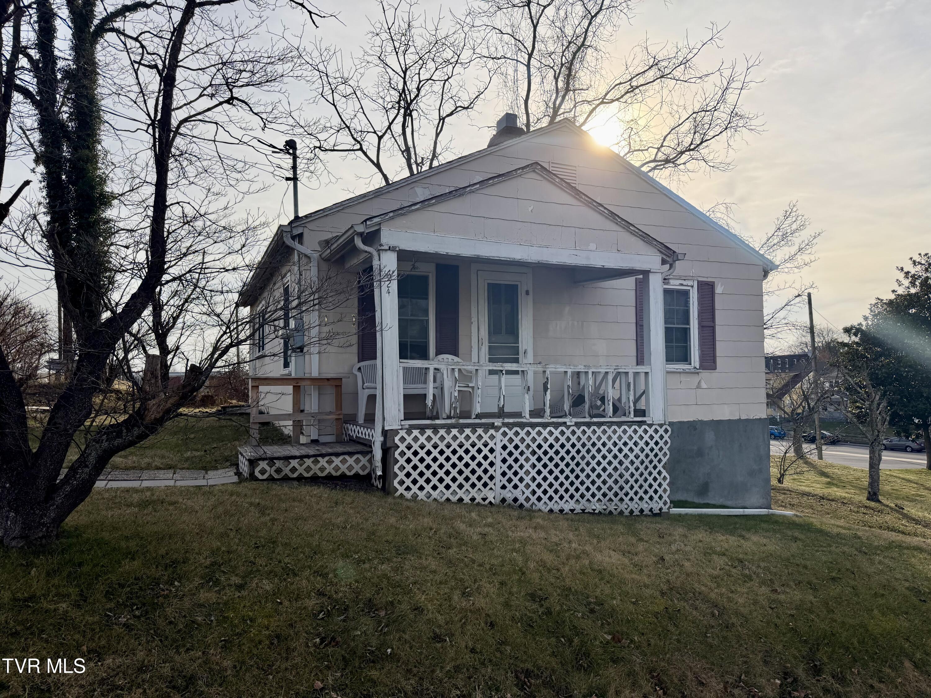 624 Maple Street Bristol, VA 24201 - Photo 2 of 6 IMG_E9062