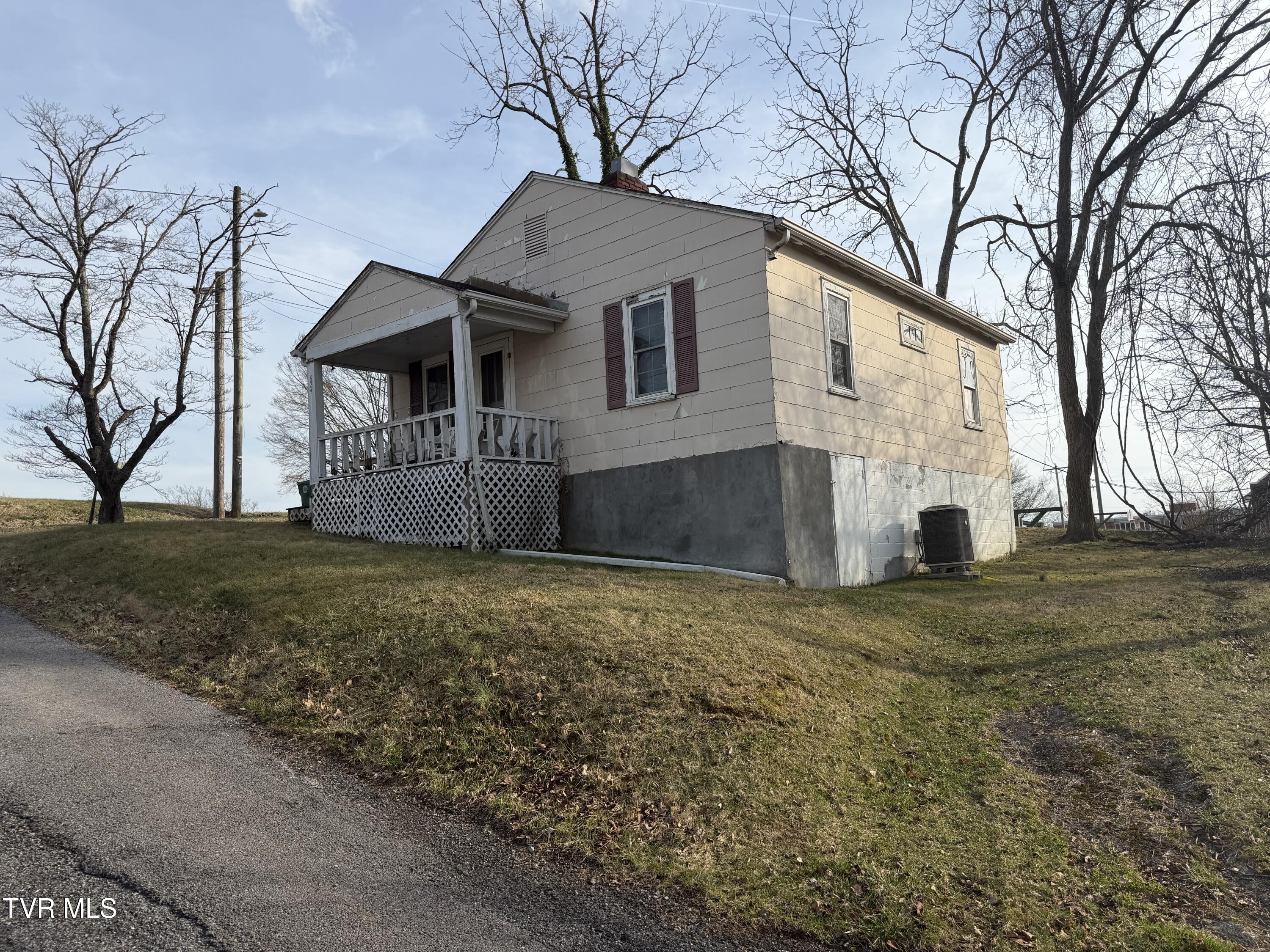 624 Maple Street Bristol, VA 24201 - Photo 3 of 6 IMG_9061