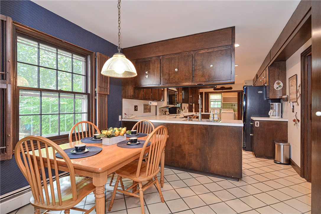 40 Winfield Road Providence, RI 02906 - Photo 12 of 34 Breakfast nook In Kitchen