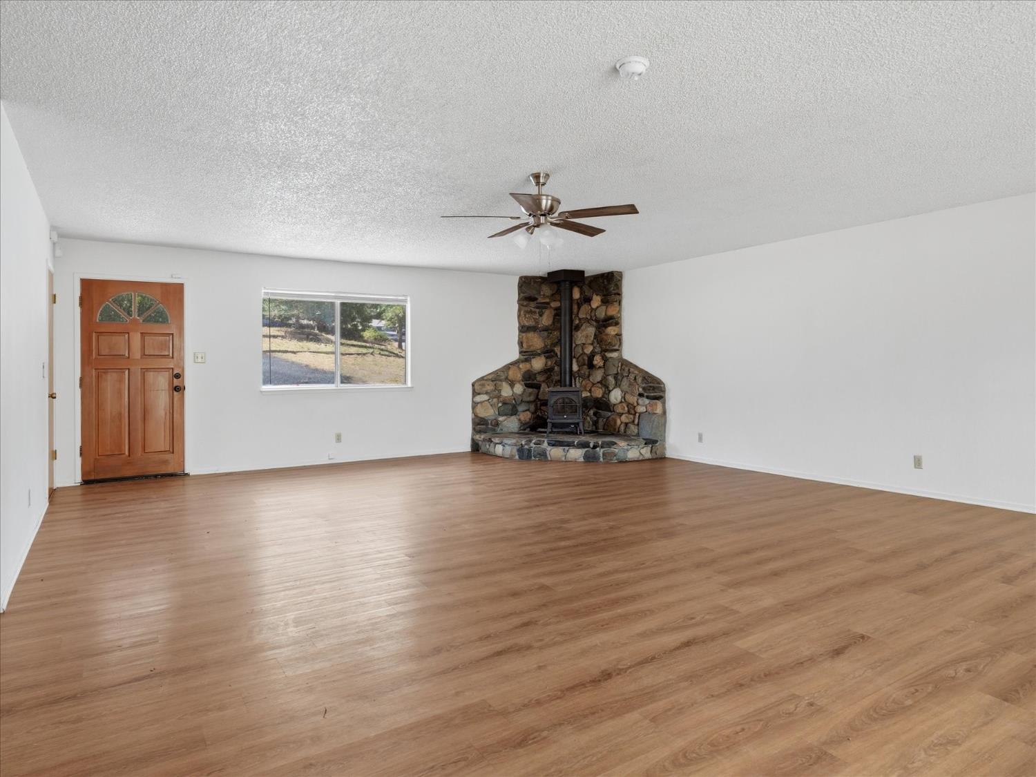 39785 Pine Ridge Road Oakhurst, CA 93644 - Photo 6 of 33
