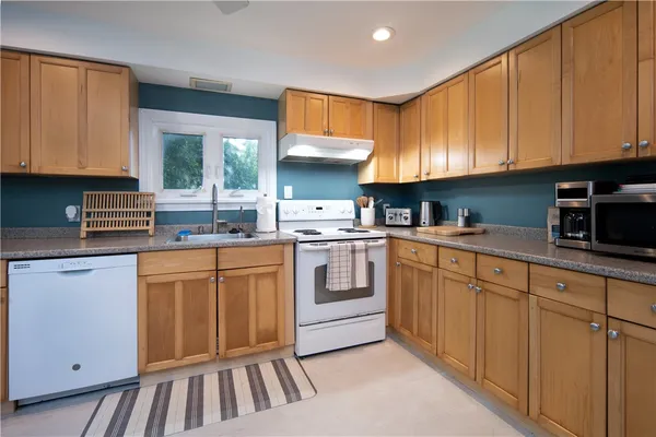 $2,150 | 534 Aquidneck Avenue, Unit A, Middletown, RI 02842