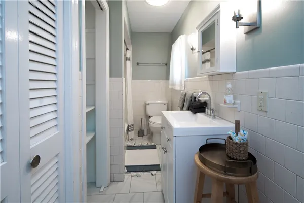 $2,150 | 534 Aquidneck Avenue, Unit A, Middletown, RI 02842