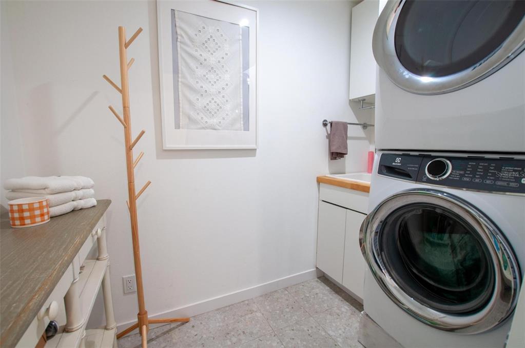 1635 Southwest Rodgers Avenue Arcadia, FL 34266 - Photo 22 of 32 a utility room with dryer and washer