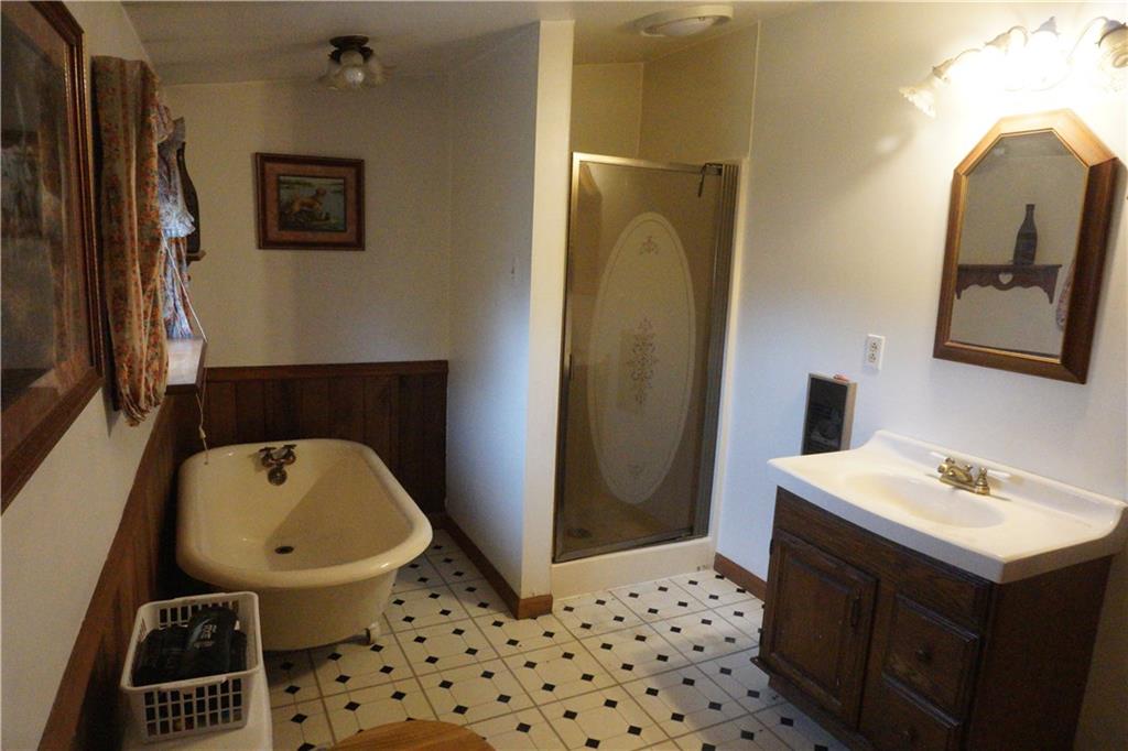 320 Sawmill Road Greensburg, PA 15601 - Photo 14 of 25 2nd floor Bath