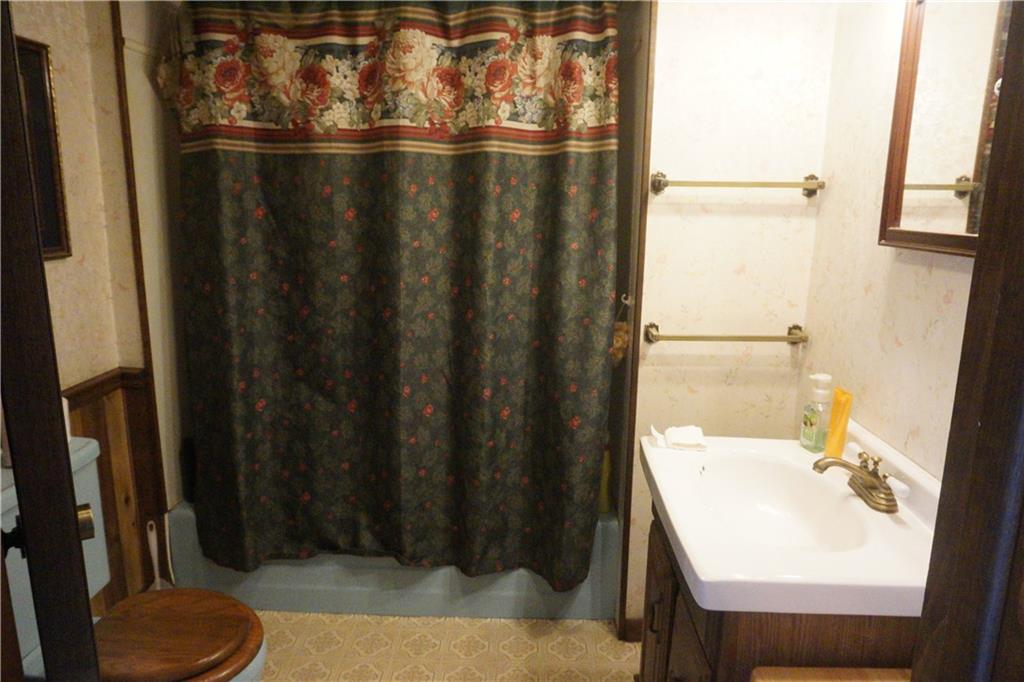 320 Sawmill Road Greensburg, PA 15601 - Photo 9 of 25 1st floor gull bath