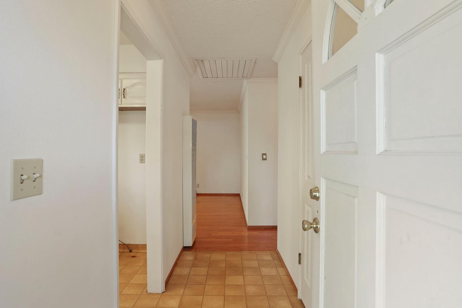 13495 Live Oak Road Lodi, CA 95240 - Photo 16 of 47 a view of a hallway with a white walls