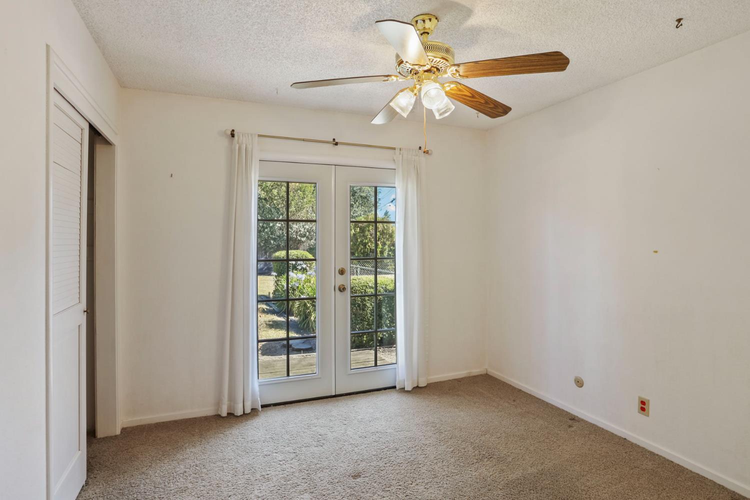13495 Live Oak Road Lodi, CA 95240 - Photo 35 of 47 an empty room with windows and fan
