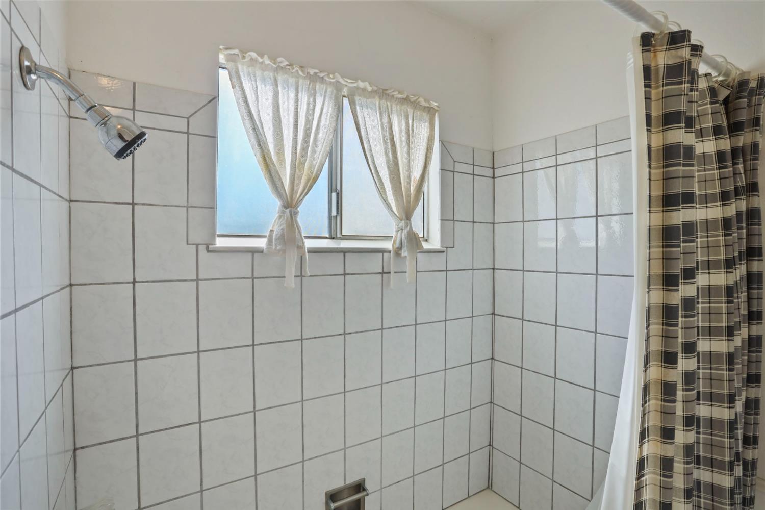 13495 Live Oak Road Lodi, CA 95240 - Photo 38 of 47 a bathroom with a shower