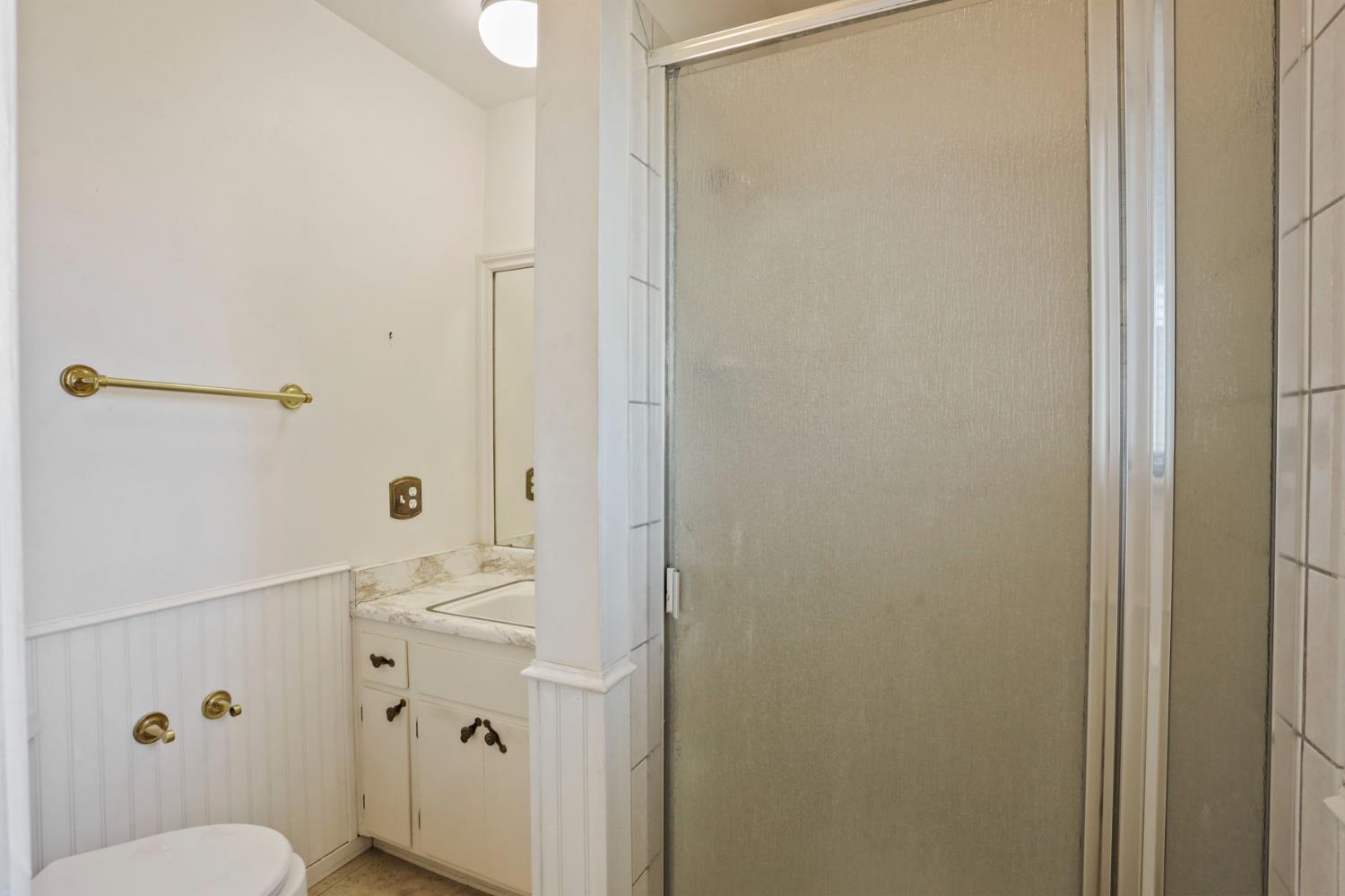 13495 Live Oak Road Lodi, CA 95240 - Photo 42 of 47 a bathroom with a sink a toilet and shower
