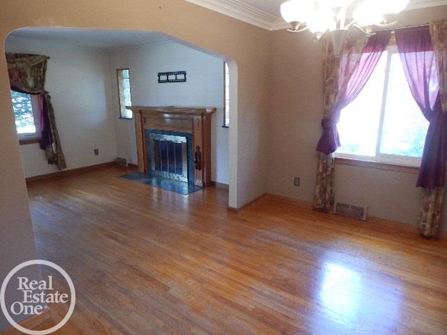 8212 Racine Road Warren, MI 48093 - Photo 9 of 27 31304125-8.JPG