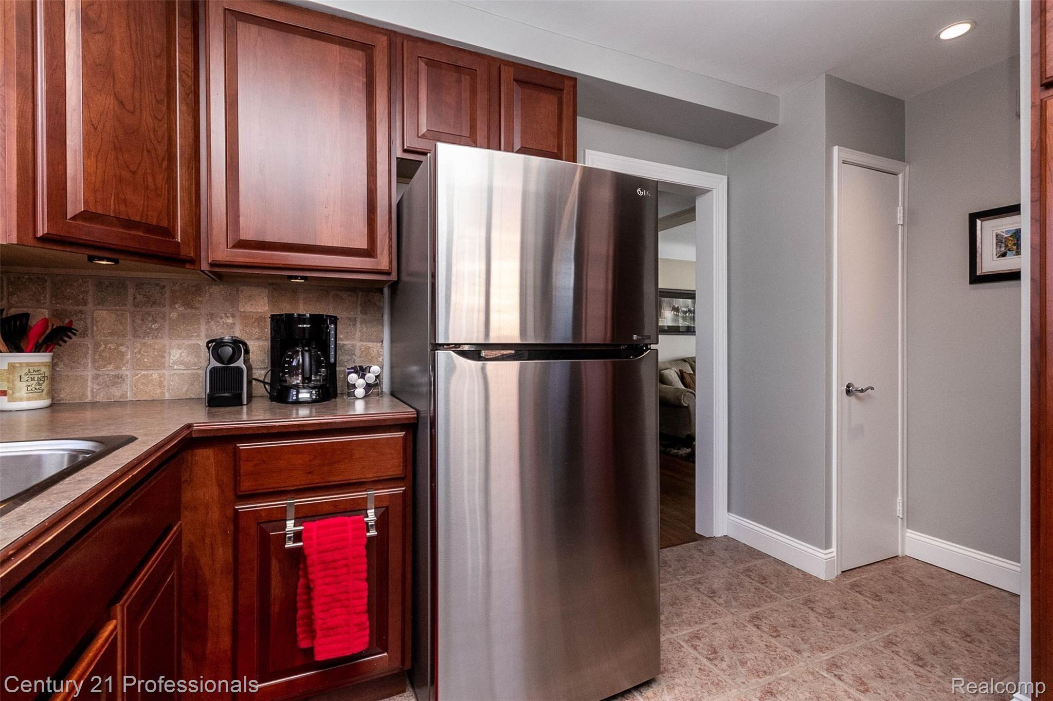2530 Oliver Road Royal Oak, MI 48073 - Photo 12 of 58 12.jpg