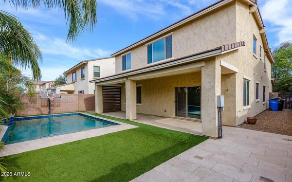 a view of a backyard