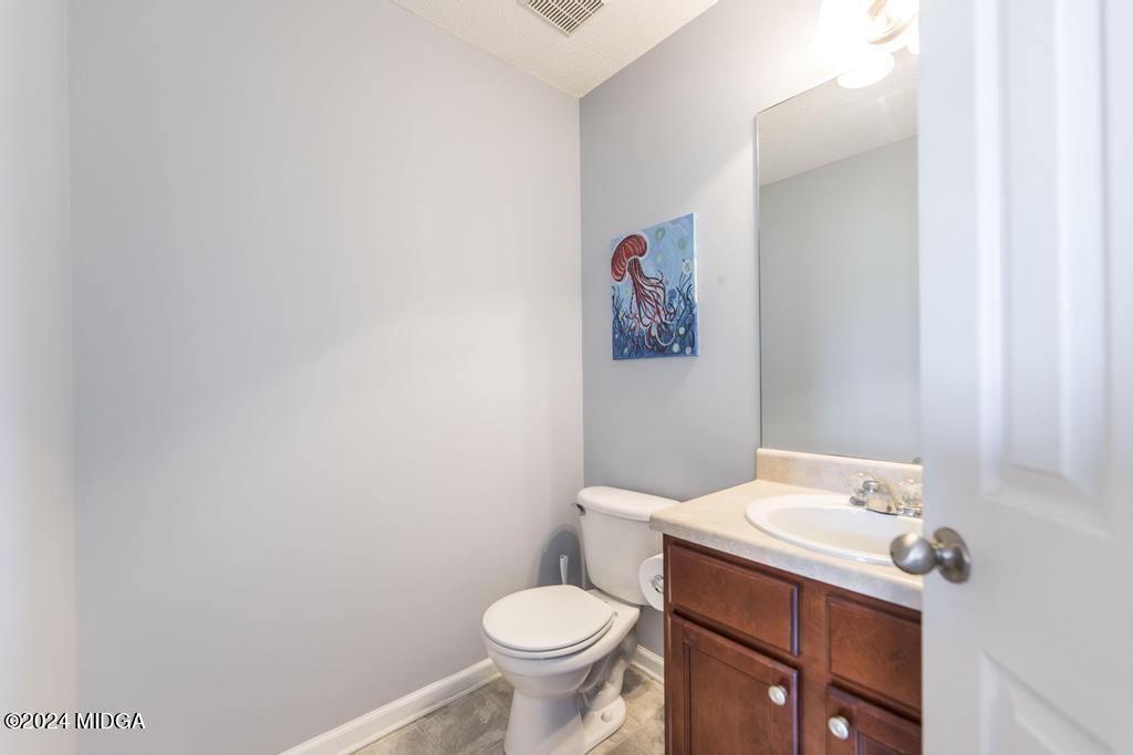 307 Timberwind Drive Byron, GA 31008 - Photo 17 of 27 a bathroom with a toilet sink and mirror