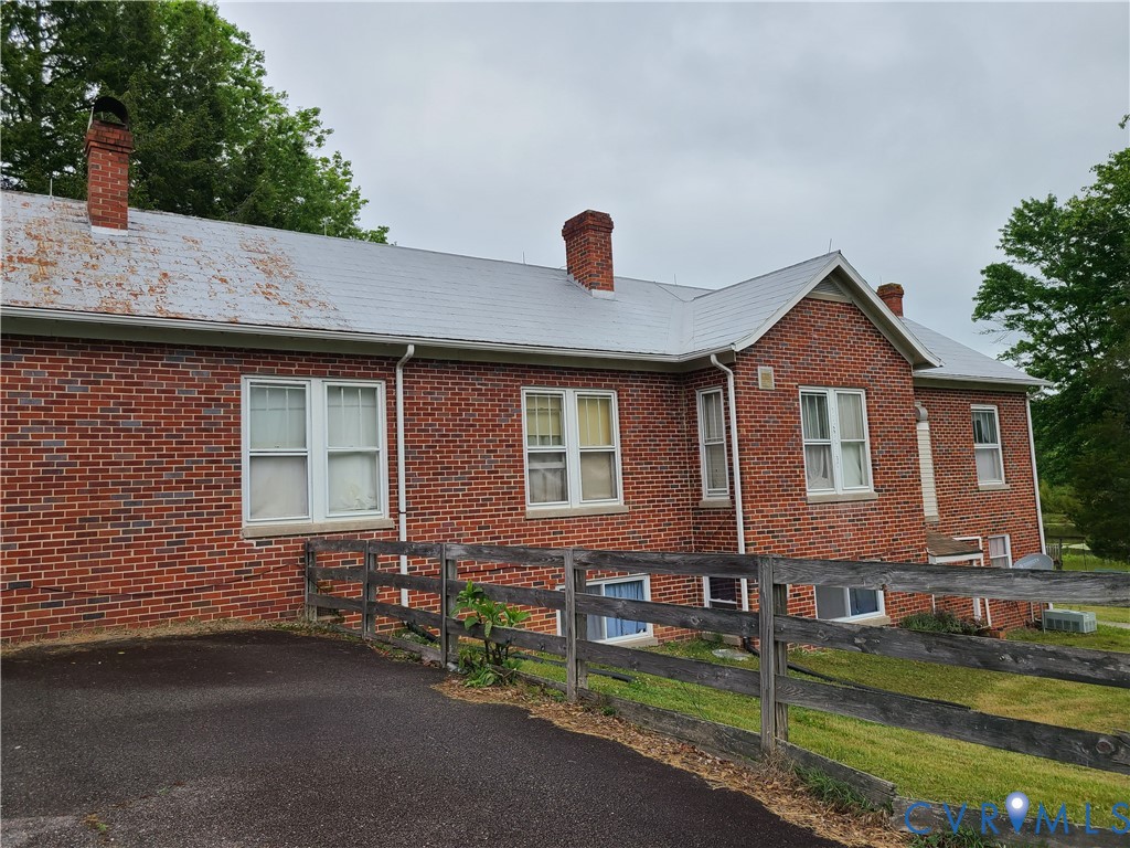 16124 Beaverdam School Road Beaverdam, VA 23015 - Photo 5 of 50 a front view of a house with garden
