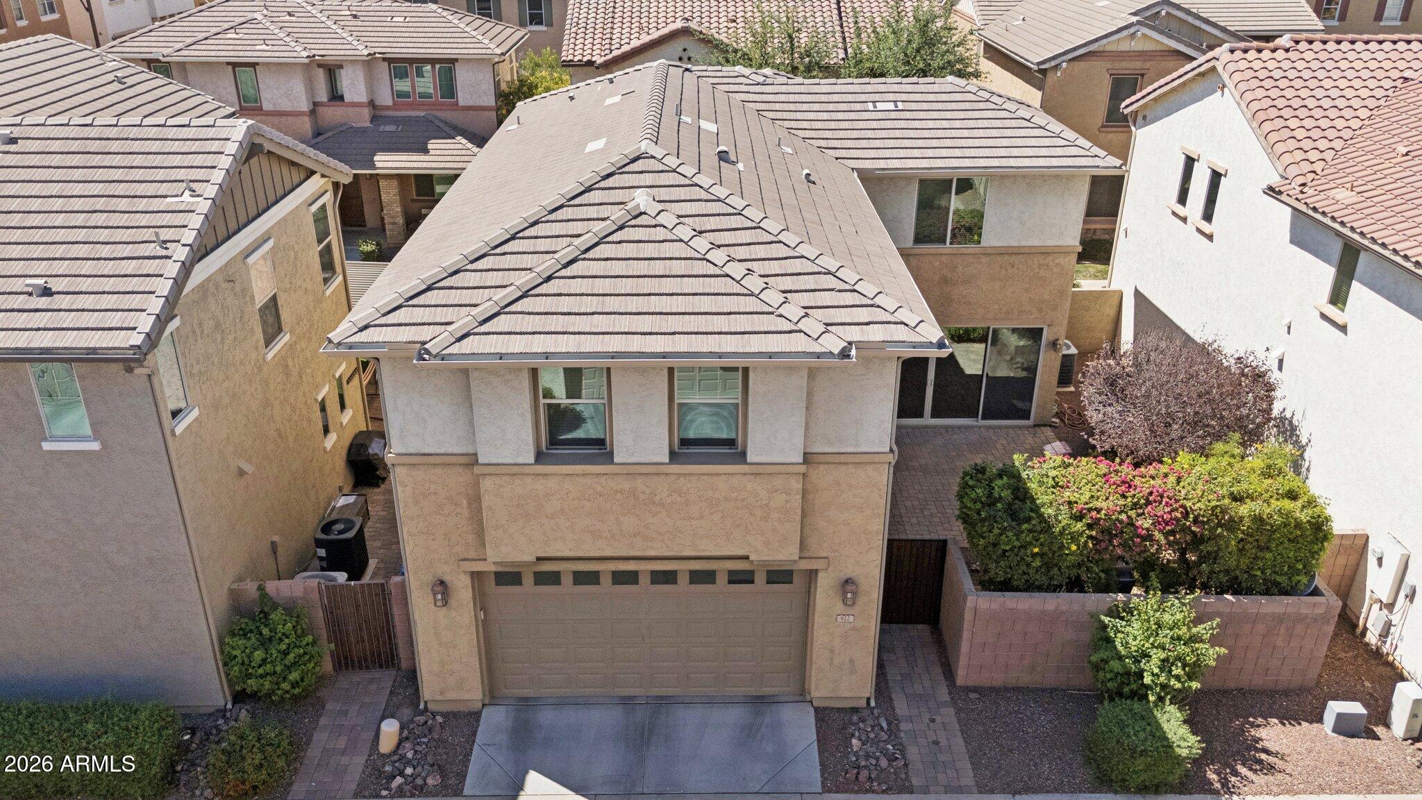922 South Agnes Lane Gilbert, AZ 85296 - Photo 1 of 43 a white house with table and chairs