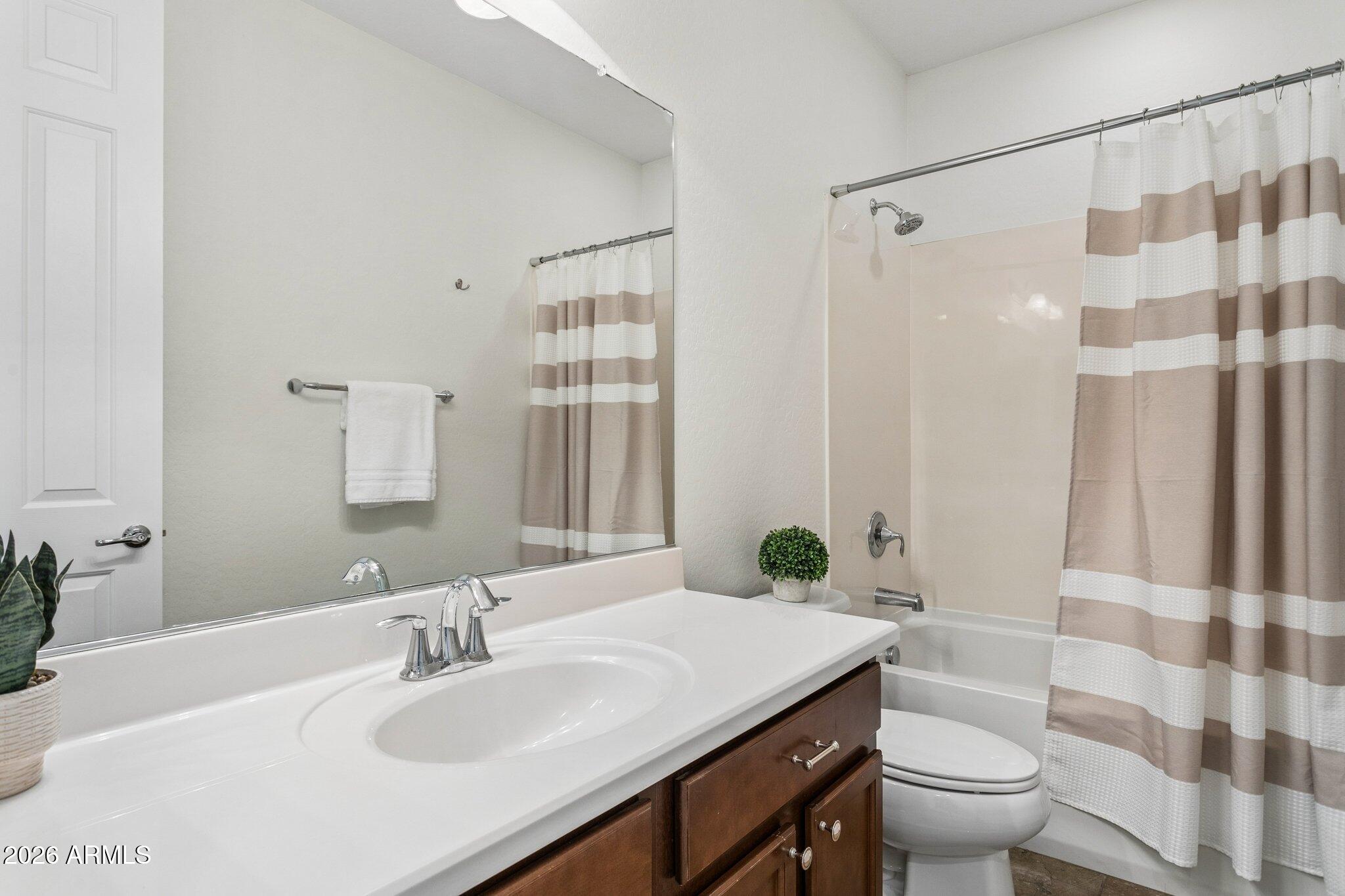 922 South Agnes Lane Gilbert, AZ 85296 - Photo 26 of 43 a bathroom with a sink toilet and shower