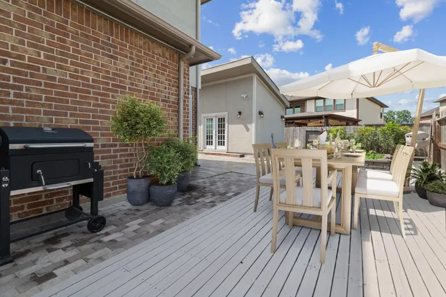 a view of a house with backyard and sitting area