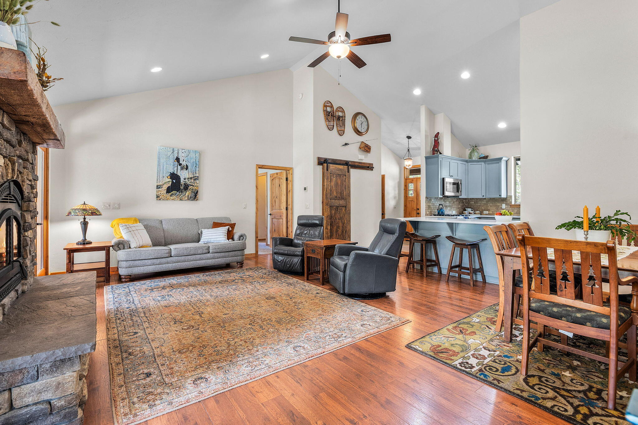 16855 Elsinore Road Bend, OR 97707 - Photo 10 of 48 Living room