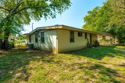 a view of a house with backyard and a garden