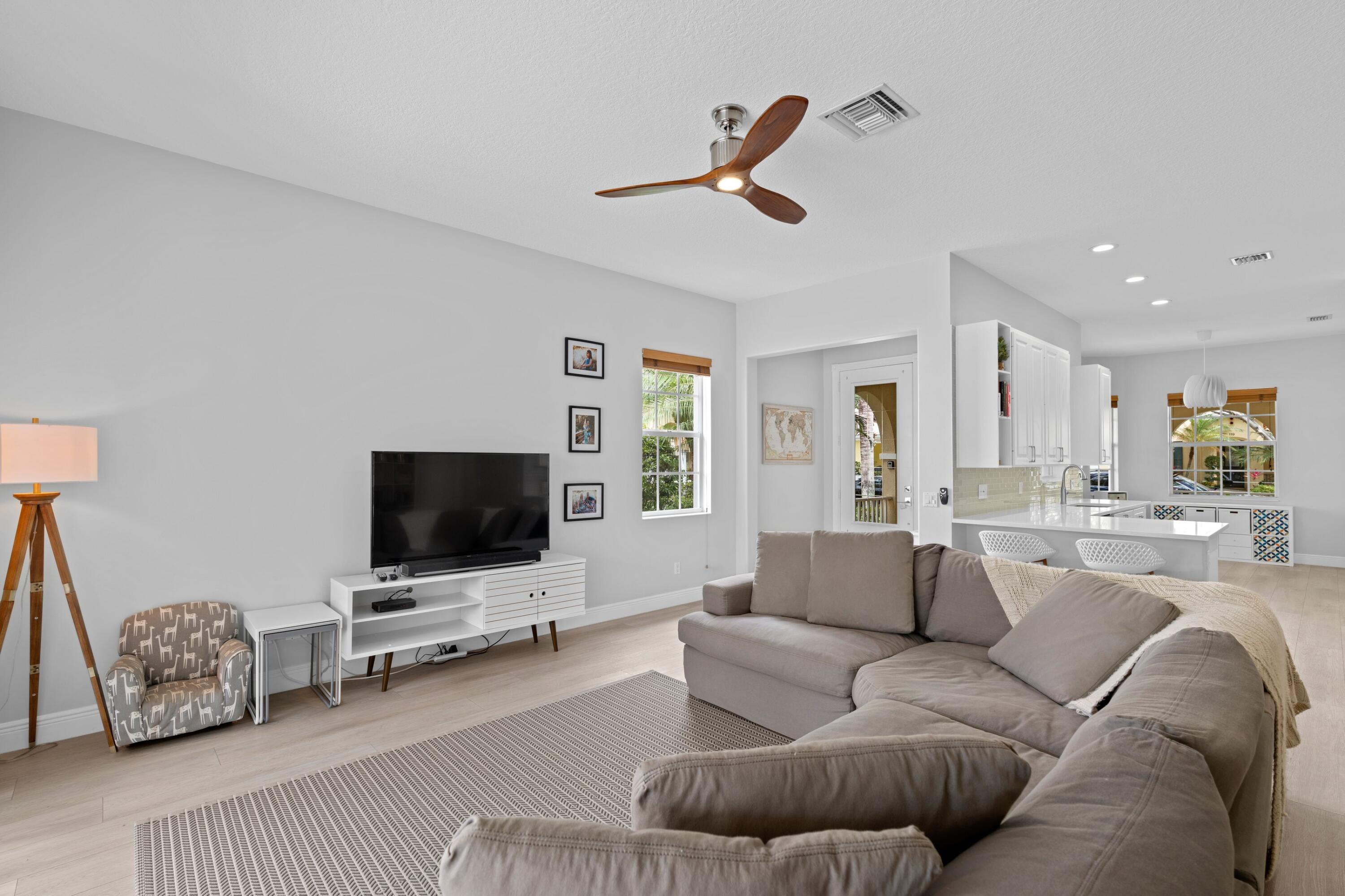 118 Florence Drive Jupiter, FL 33458 - Photo 6 of 41 Living Room