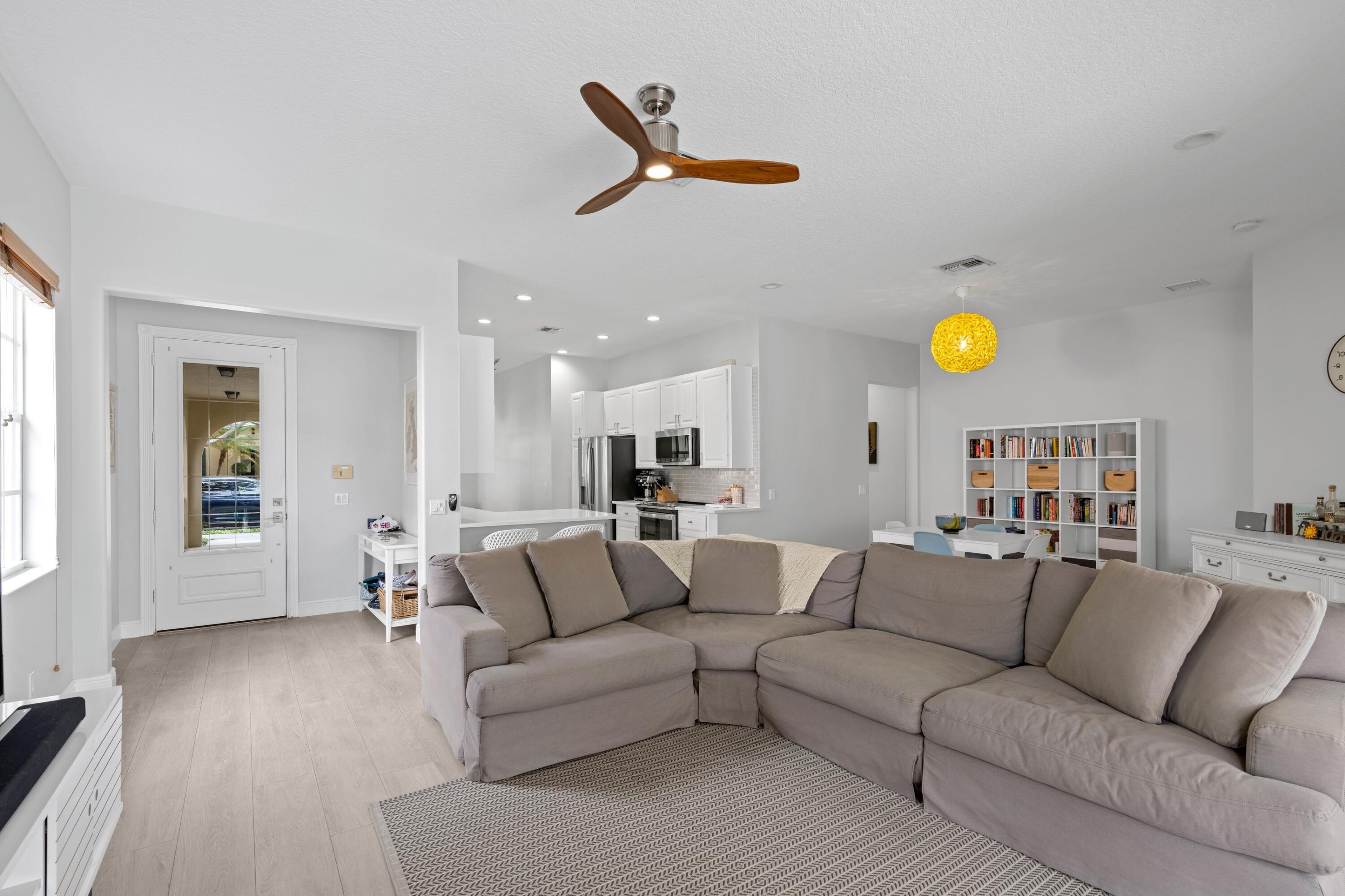 118 Florence Drive Jupiter, FL 33458 - Photo 7 of 41 Living Room